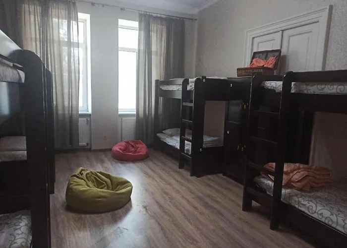 Q ,15 хв до жд вокзалу Hostal